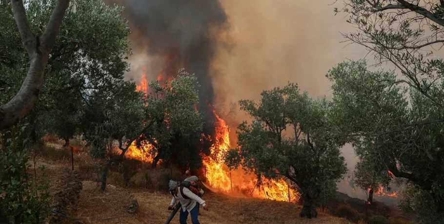 Μεγάλο πύρινο μέτωπο στο Ρέθυμνο -Δεν μπορούν να επιχειρήσουν τα εναέρια μέσα λόγω ισχυρών ανέμων