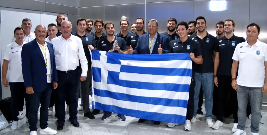Η επιστροφή των «χρυσών» παιδιών: Η Εθνική πόλο έφτασε στην Ελλάδα ως κυπελλούχος κόσμου