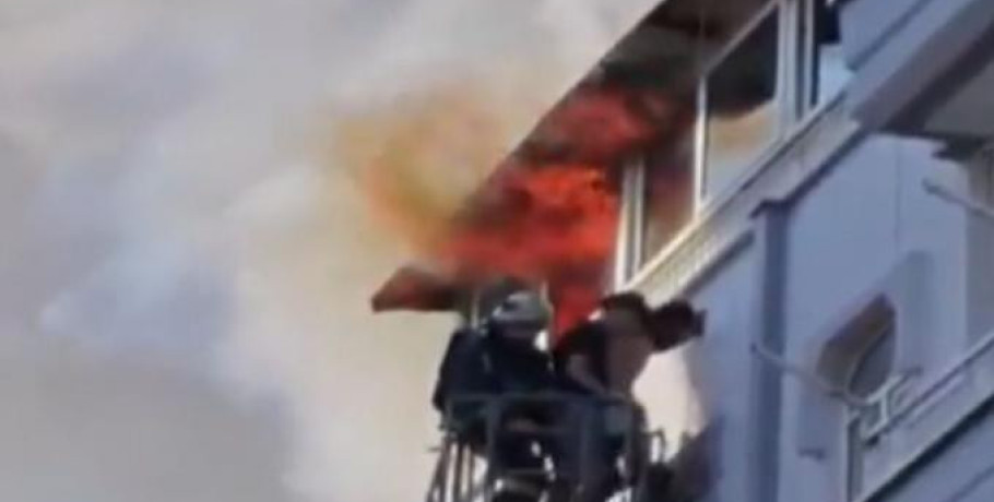 Βίντεο με δραματική διάσωση από φλεγόμενο διαμέρισμα στην Αττάλεια: Κρέμονταν από το περβάζι και καλούσαν σε βοήθεια