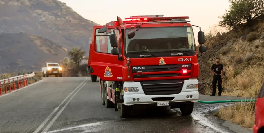 Φωτιές σε εξέλιξη: Μάχη με τις αναζωπυρώσεις στο Ρέθυμνο -Καλύτερη η εικόνα των πυρκαγιών σε Άνδρο και Κάλυμνο, δύσκολη η κατάσταση στην Πάρο