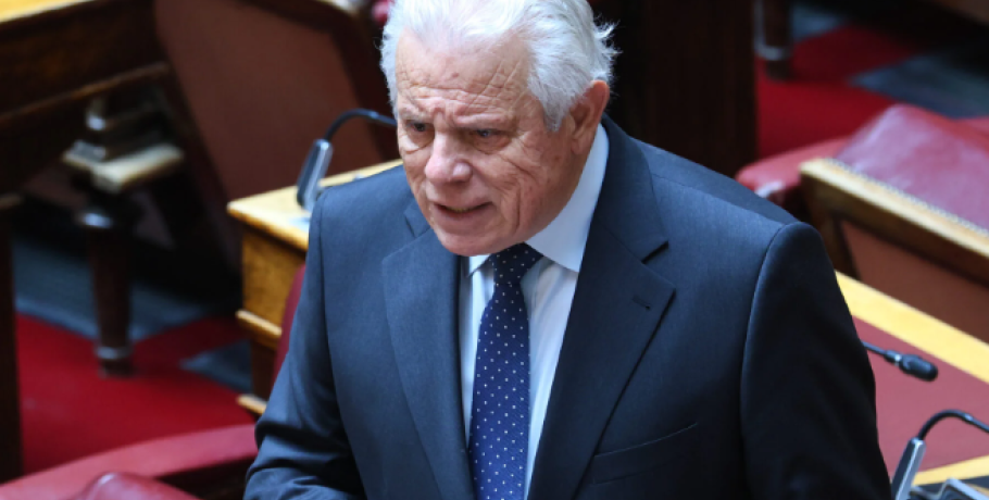 «Βόμβα» Βλάχου στη Βουλή: Ερώτηση απευθείας σε Μητσοτάκη για τα «σπιτάκια ανακύκλωσης»