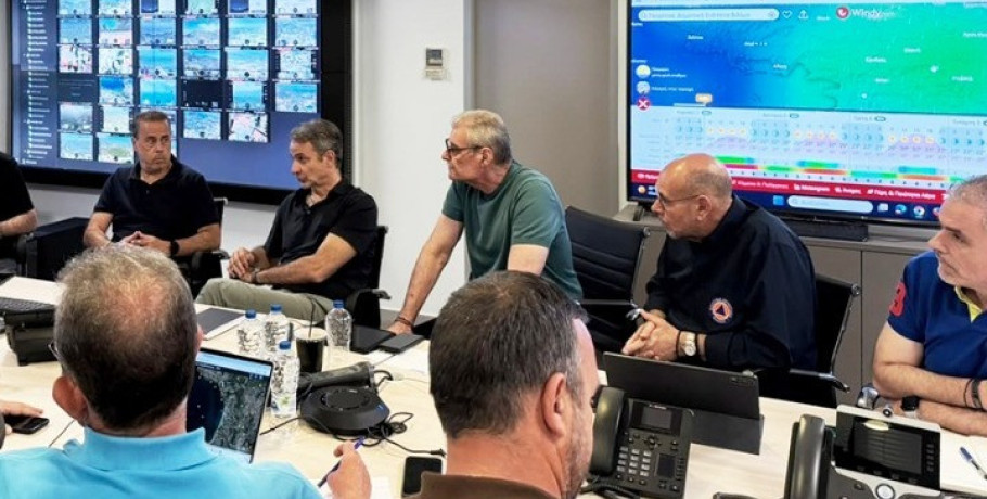 O Κυρ. Μητσοτάκης στο Συντονιστικό Κέντρο Επιχείρησης και Διαχείρισης Κρίσεων της ΠΠ