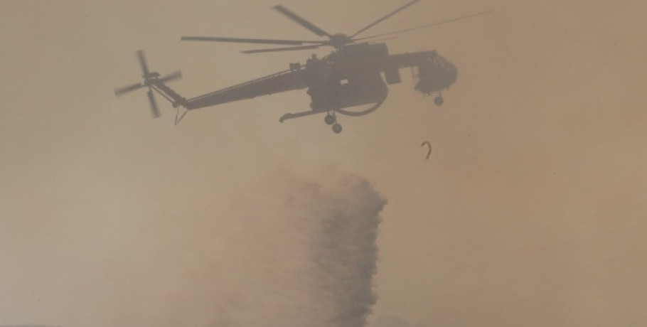 Σύγκρουση δύο ελικοπτέρων στην επιχείρηση δασοπυρόσβεσης στην περιοχή της Ψάθας