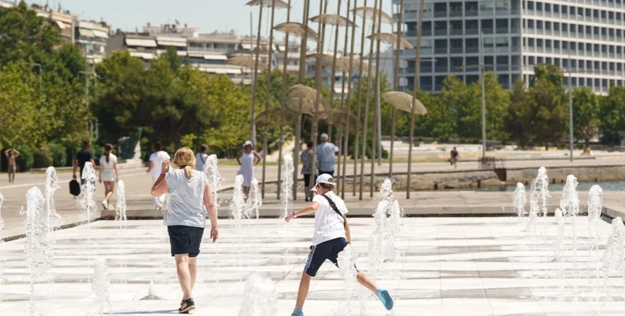 Σήμερα η χειρότερη ημέρα του καύσωνα: Σε ποιες περιοχές αναμένονται βροχές, η πρόγνωση της ΕΜΥ