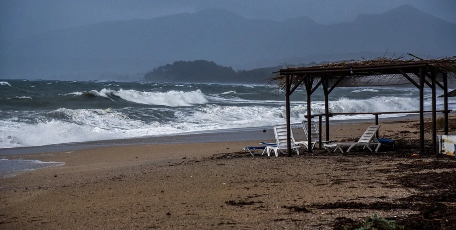 Καιρός: Θυελλώδεις άνεμοι έως 9 μποφόρ στο Αιγαίο – Στους 37°C η θερμοκρασία, παραμένει ο υψηλός κίνδυνος πυρκαγιάς