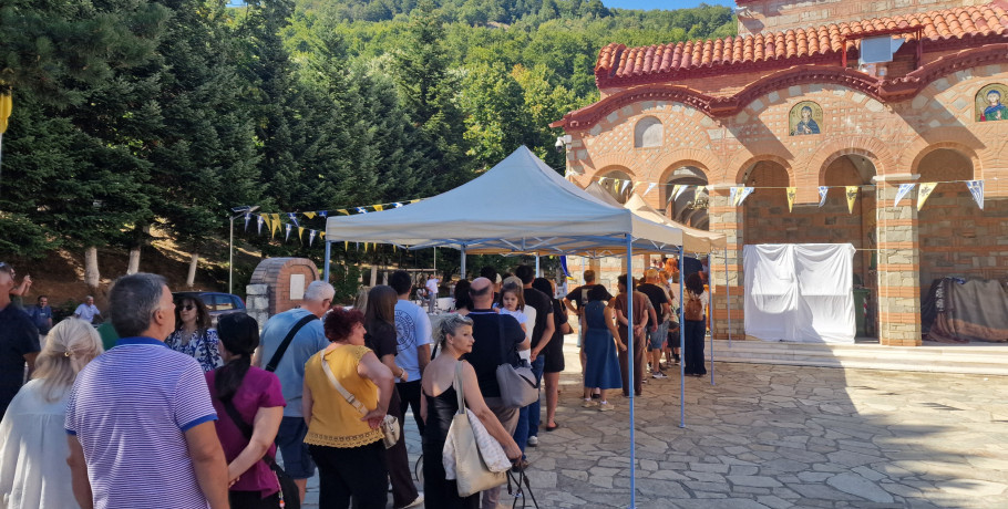 Ουρές πιστών στην Παναγία Σουμελά – Συνεχίζεται το μεγάλο προσκύνημα στο Βέρμιο