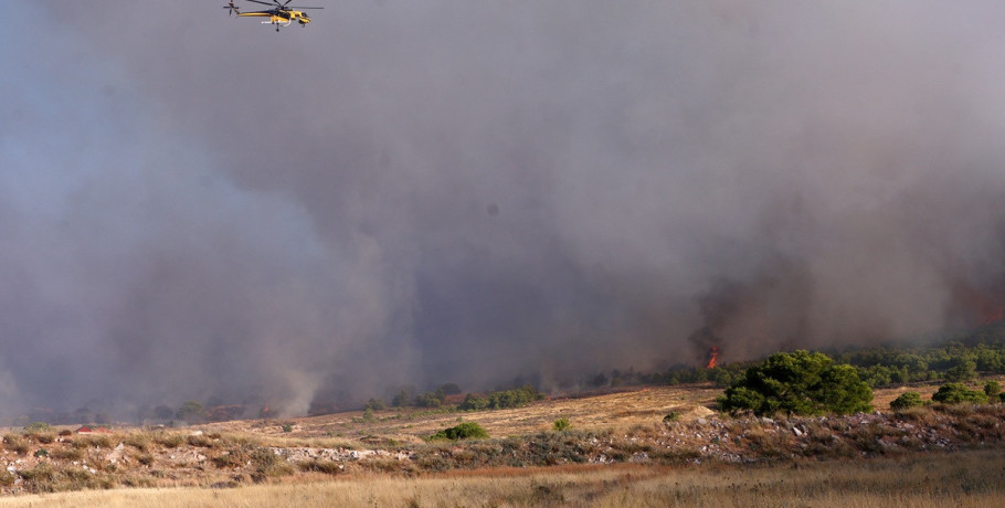 Μαίνεται η φωτιά στη Δυτική Αττική: 112 για εκκένωση των οικισμών Αγία Σκέπη, Κανδήλι και Μπότσικα