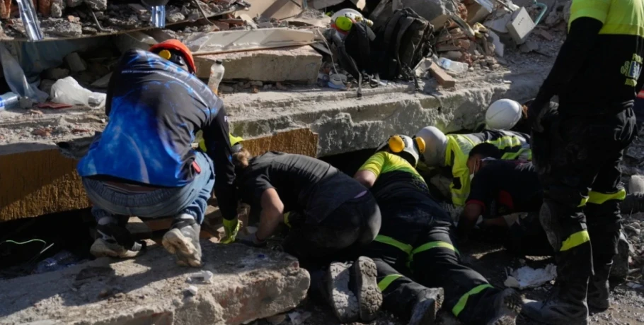 «Κάθε φορά που βρίσκουν κάποιον ζωντανό, ξαναγεννιέται η ελπίδα»: 254 οι νεκροί από τον σεισμό στην Κολομβία