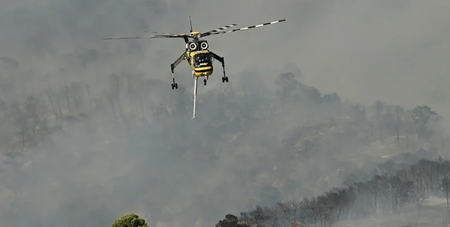 Με ενισχύσεις από όλη την Ελλάδα, 4 αεροσκάφη και 2 ελικόπτερα συνεχίζεται η μάχη με τη φωτιά στη Σκύρο, στα βορειοανατολικά το κύριο μέτωπο