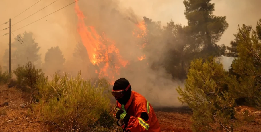 Φωτιά στη Δυτική Αττική: Συνεχίζεται η μάχη στα πύρινα μέτωπα – Στον οικισμό της Αγίας Σκέπης οι φλόγες