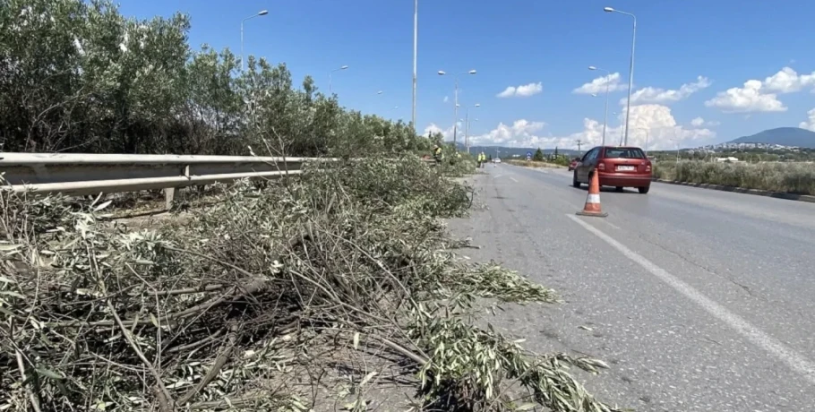 Εργασίες συντήρησης και κοπής πρασίνου στην Εθνική Οδό Θεσσαλονίκης - Νέων Μουδανιών από την ΠΚΜ