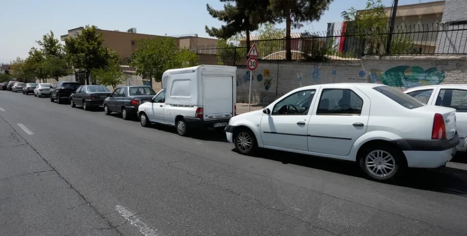 Αλαλούμ στο Ιράν με τις αμερικανικές κυρώσεις -Πολίτες κάνουν ουρά έξω από τα βενζινάδικα της Τεχεράνης