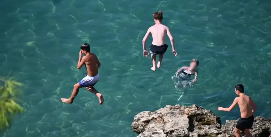 Ο καύσωνας επιμένει με 40άρια και υγρασία – Αφόρητη ζέστη μέχρι τα μέσα της εβδομάδας