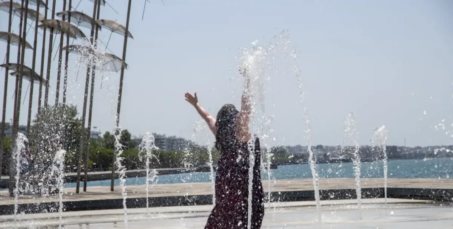 Καιρός: Σε κλοιό καύσωνα για μία εβδομάδα η χώρα – Αποπνικτική η ατμόσφαιρα σε συνδυασμό με την υγρασία