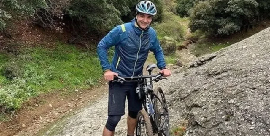Ατύχημα για τον Κυριάκο Μητσοτάκη στα Χανιά - Τραυματίστηκε ελαφρά μετά από πτώση με το ποδήλατό του