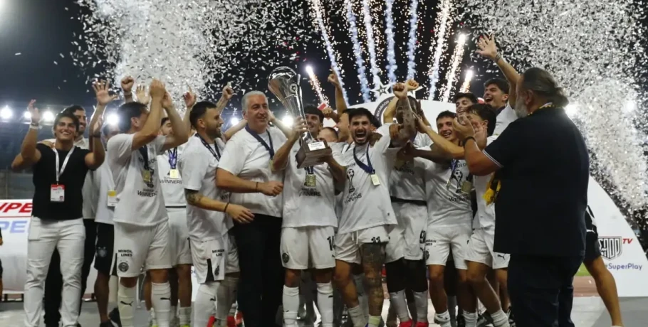 Η fair-play κίνηση του Μάριου Ηλιόπουλου: Χειροκρότησε τους παίκτες του ΟΦΗ την ώρα που σήκωναν του Super Cup