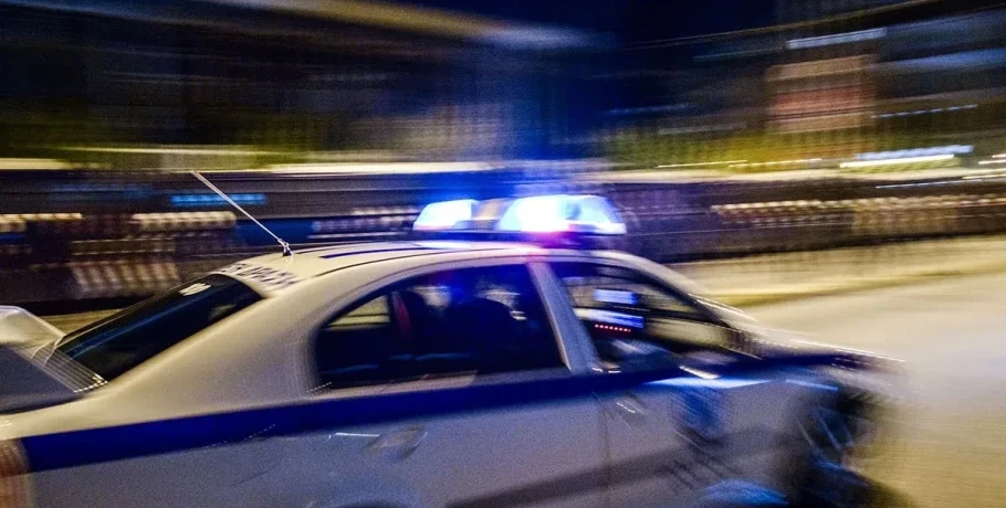 Θεσσαλονίκη: 30χρονος μπήκε με μηχανή ανάποδα σε δρόμους, περνούσε με κόκκινα και τράκαρε – Χτύπησε αστυνομικούς, πρόστιμα 18.000 ευρώ
