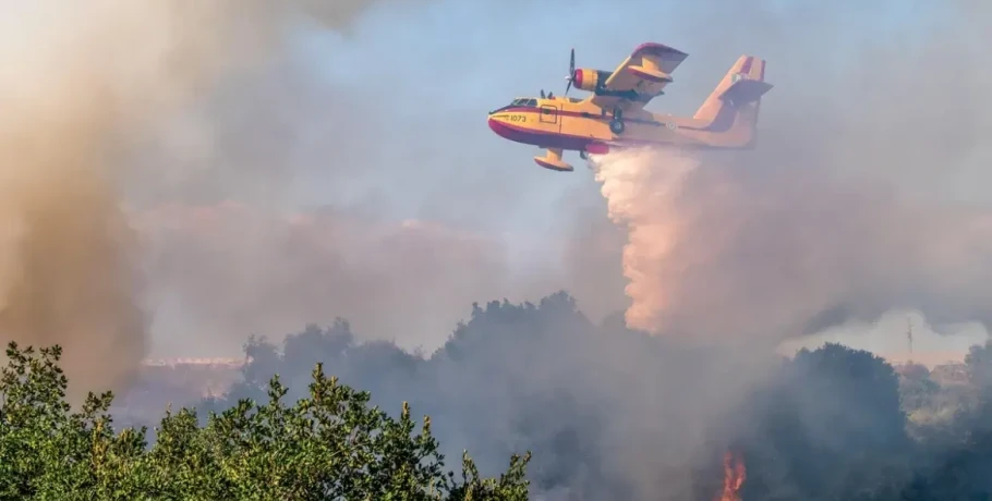 Φωτιά στο Κόμιτο Καρύστου, σηκώθηκαν 5 εναέρια
