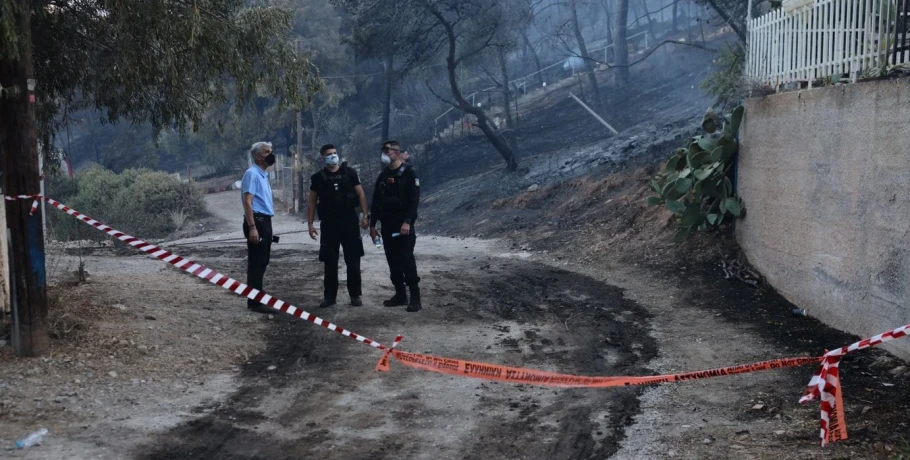 Εξετάζουν και το ενδεχόμενο εμπρησμού με δόλο για τη μεγάλη, φονική φωτιά στη Σαλαμίνα