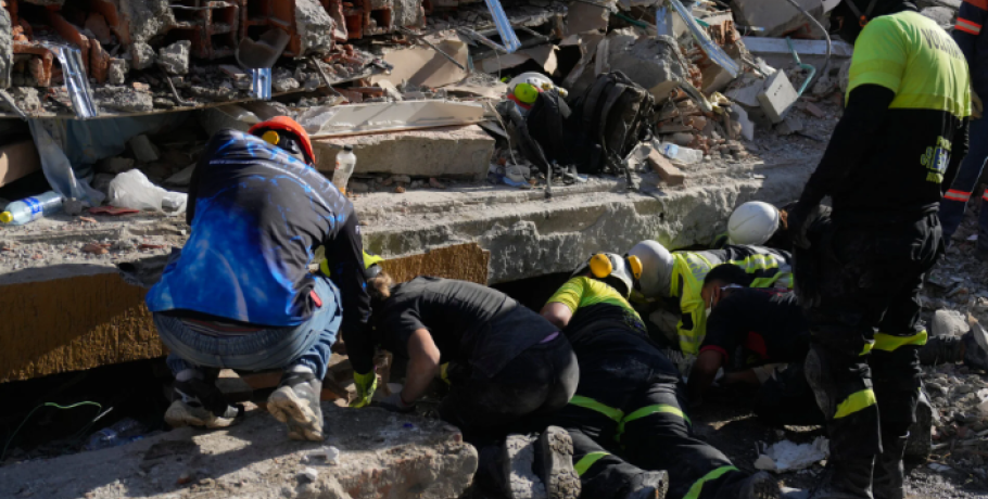 Σεισμός στην Κολομβία: Πώς ένας ψίθυρος οδήγησε στη διάσωση ενός βρέφους και του πατέρα του [βίντεο]
