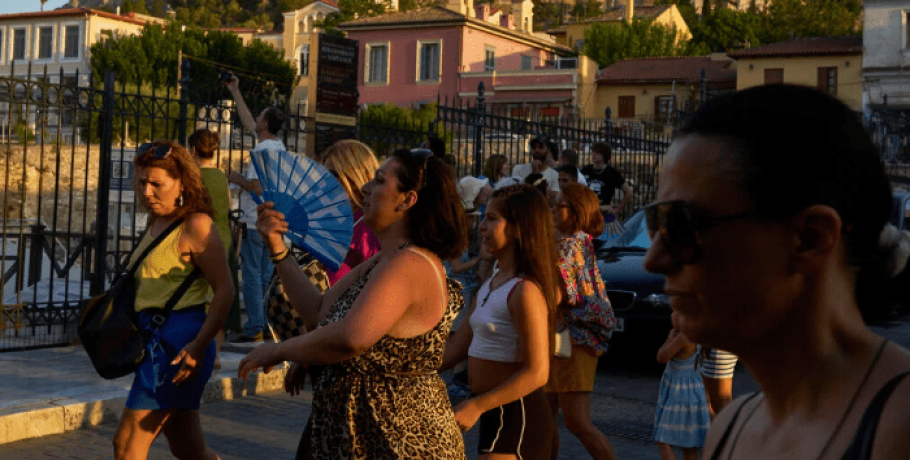 Το νέο ελληνικό καλοκαίρι: Καύσωνας, φωτιές, καπνός, κουνούπια και στη μέση η υγεία