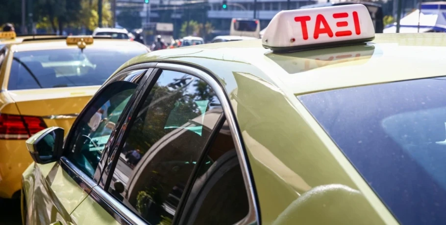 Οδηγός ταξί πήρε 600 ευρώ από οικογένεια τουριστών με την απειλή βίας για κούρσα αεροδρόμιο - κέντρο Αθήνας