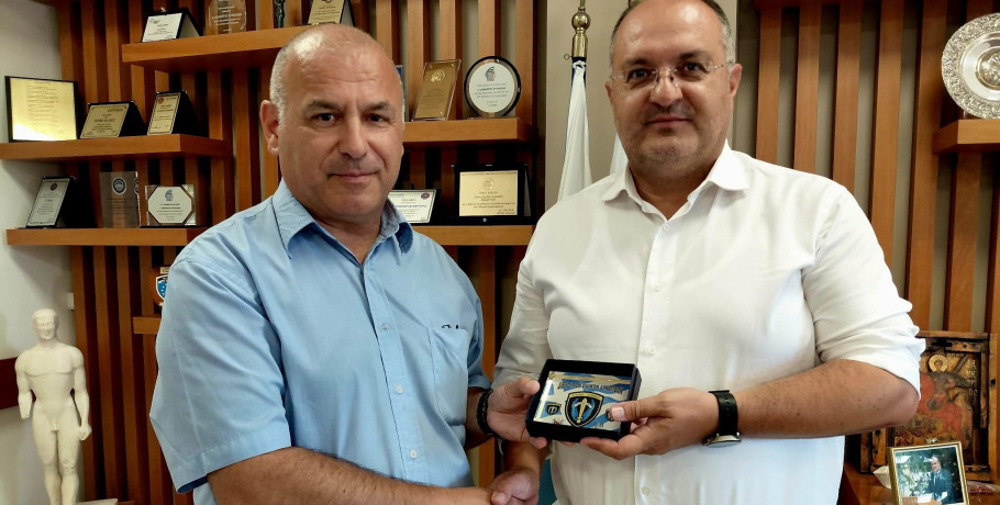 Τιμητική πλακέτα στον Δήμαρχο Κιλκίς από τον Διευθυντή των Ειδικών Δυνάμεων του ΓΕΣ