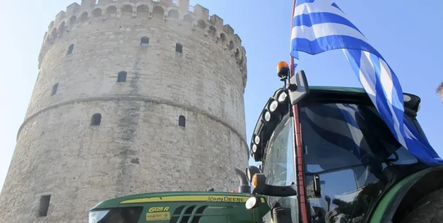 Απόβαση αγροτών με τρακτέρ στη Θεσσαλονίκη στο συλλαλητήριο για τα εγκαίνια της 90ής ΔΕΘ