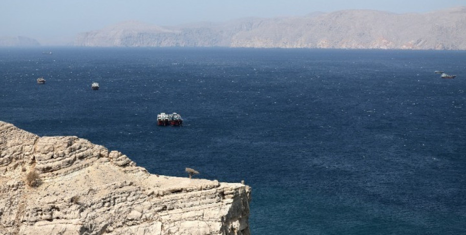 Τραμπ: Είτε το στενό του Ορμούζ «θα ανοίξει πολύ σύντομα» ή το Ιράν θα υποστεί «πολύ δυνατά» πλήγματα