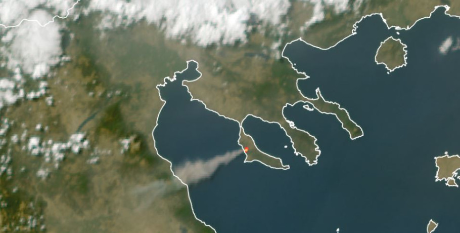 Στη Λάρισα έφτασε ο καπνός από τη φωτιά στη Χαλκιδική: Οι πρώτες δορυφορικές εικόνες