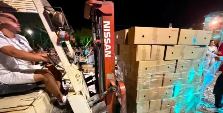 Έφεραν κλαρκ με εκατοντάδες πιάτα σε πανηγύρι στη Ζάκυνθο – «Βουνά» από θραύσματα στην πίστα