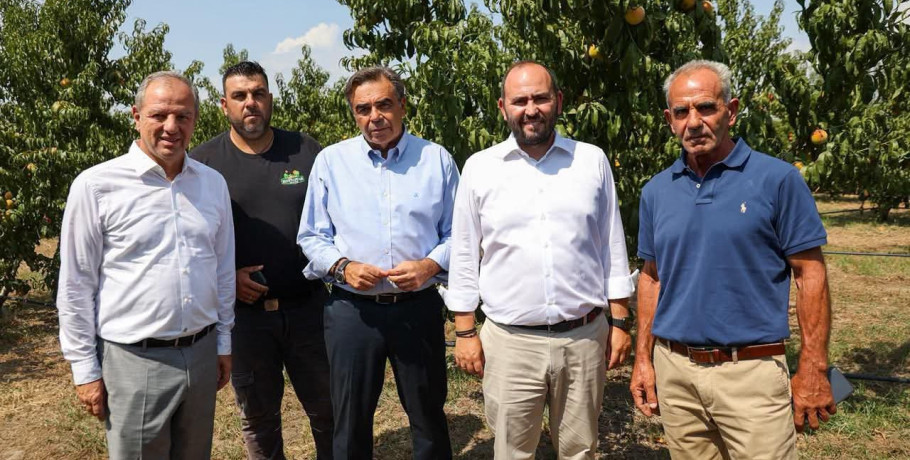 Στα κτήματα του  ο Μαργαρίτης Σχοινάς  μαζι με τον Νίκο  Δημητριάδη – Η αγροτική γη στο επίκεντρο