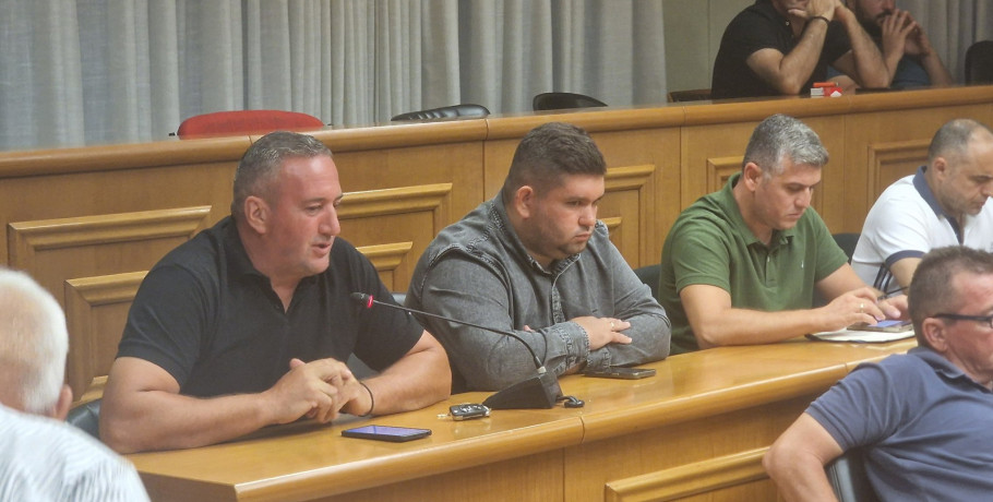 Χρήστος Μπάτσης στο Δημοτικό Συμβούλιο Αλμωπίας: Ερωτήματα για κλειστό γυμναστήριο, παιδικές χαρές και Λουτρόπολη