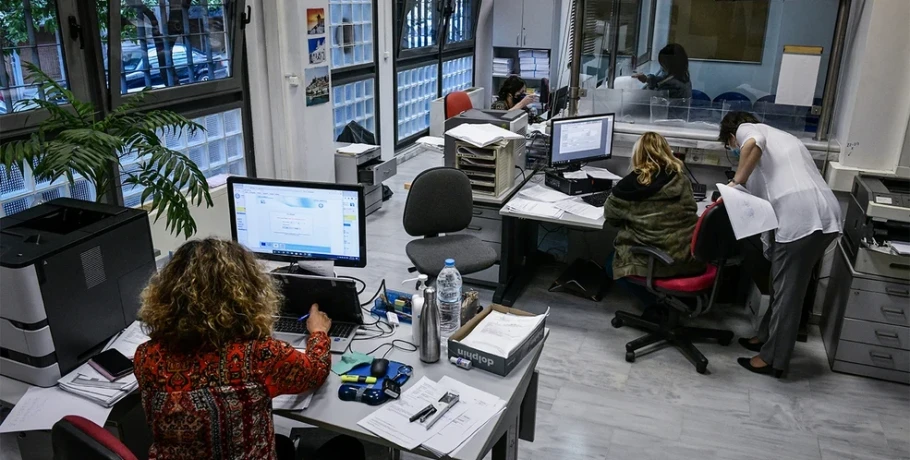 Δημόσιοι υπάλληλοι: Πόσα θα δουν στην τσέπη από το επίδομα Χριστουγέννων των 500 ευρώ
