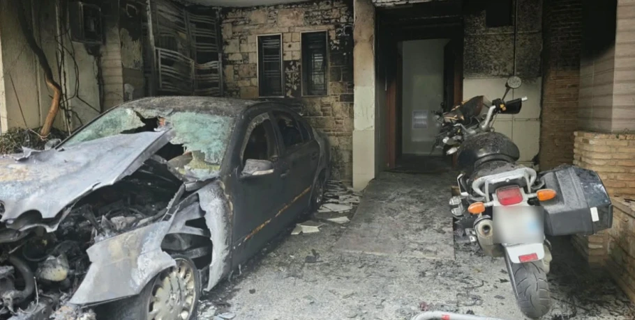 Δύο εμπρηστικές επιθέσεις σε πιλοτές πολυκατοικιών σε Ζωγράφου και Γαλάτσι, κάηκε αυτοκίνητο αντιδημάρχου