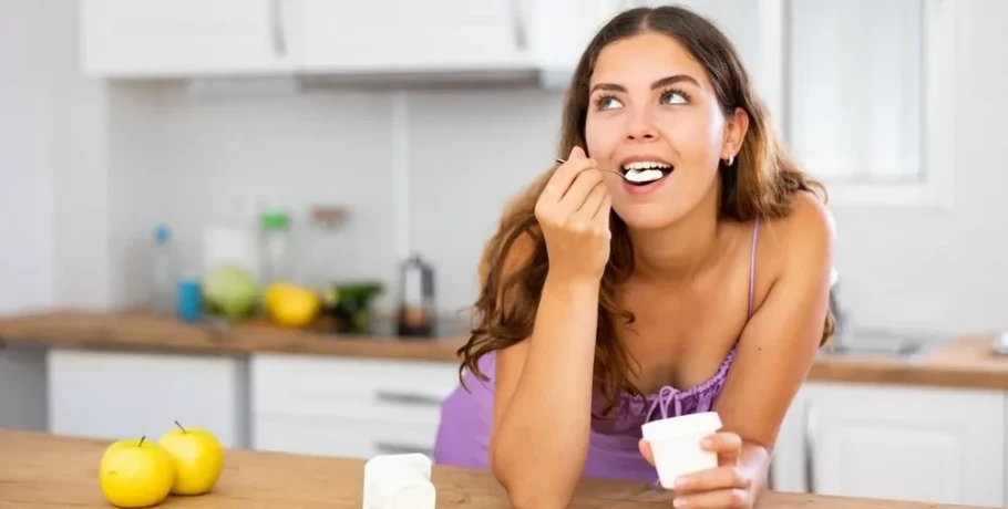 Γιαούρτι ή cottage cheese; Ποιο κερδίζει σε πρωτεΐνη και ποιο είναι πιο θρεπτικό