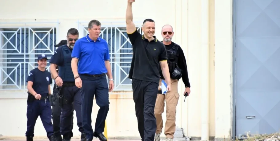 Κασιδιάρης: "Κινδυνεύει να χάσει τα εκλογικά του δικαιώματα για 13 χρόνια" - Ο καθηγητής Συνταγματικού Δικαίου Γιώργος Σωτηρέλης αναλύει τους νομικούς περιορισμούς για την επάνοδό του στην πολιτική