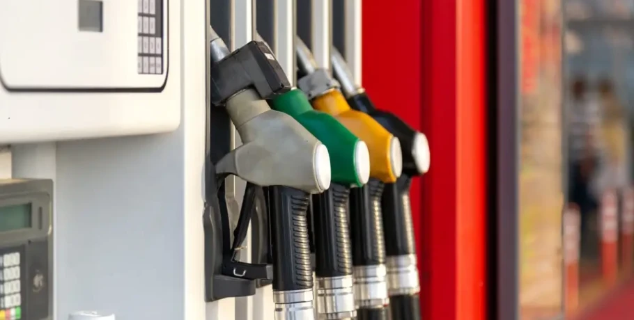 Στα 106 δολάρια το Brent, στα ύψη αμόλυβδη και ντίζελ – Σε αυξημένη επιφυλακή η κυβέρνηση για να «φρενάρει» το κόστος