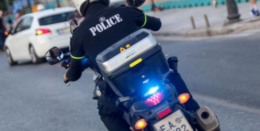 Κως: Σύλληψη ανηλίκου που παρέσυρε πεζή με μηχανή – Χειροπέδες και στον πατέρα του