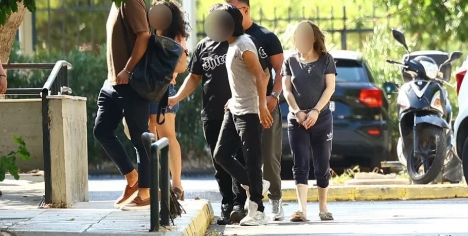 Σοκάρουν τα νέα στοιχεία για τη φρίκη στην Κυψέλη: «Χτυπούσαν το βρέφος με δύο μαχαίρια στον ύπνο του»