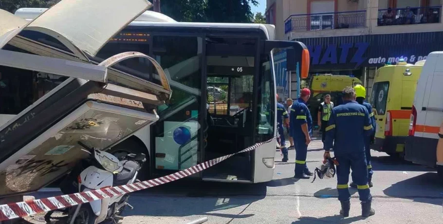 Πώς έγινε το σοβαρό τροχαίο στη Θεσσαλονίκη, θα υποβληθεί σε χειρουργείο η 21χρονη που περίμενε στη στάση όταν έπεσε πάνω το λεωφορείο