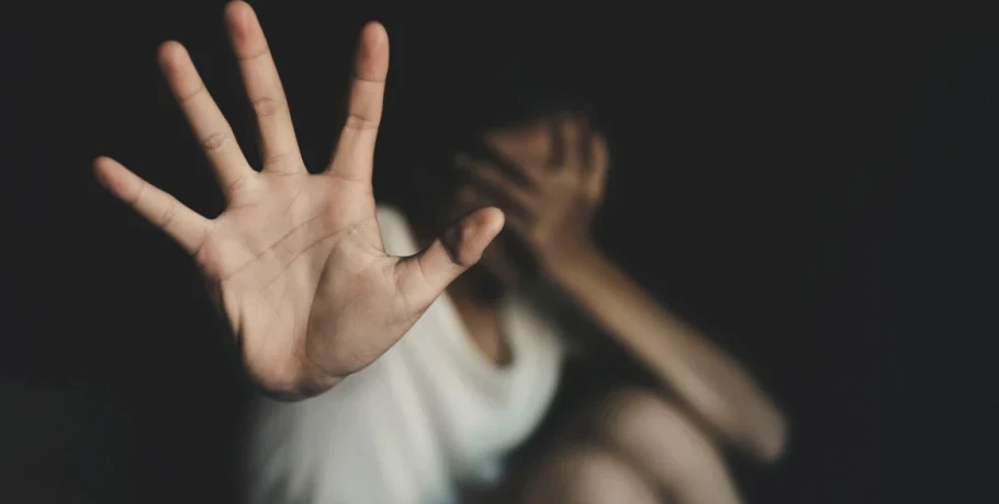 Στη φυλακή ο 33χρονος πρωταγωνιστής ερωτικών ταινιών που κατηγορείται ότι εξέδιδε ανήλικες – Τι ισχυρίστηκε στην απολογία του