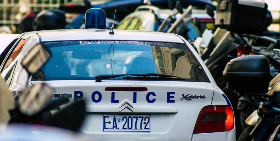 Χειροπέδες σε δύο για τους πυροβολισμούς στο beach bar στην Ανάβυσσο – Τον Αλκέτ Ριζάι ψάχνει η ΕΛ.ΑΣ.