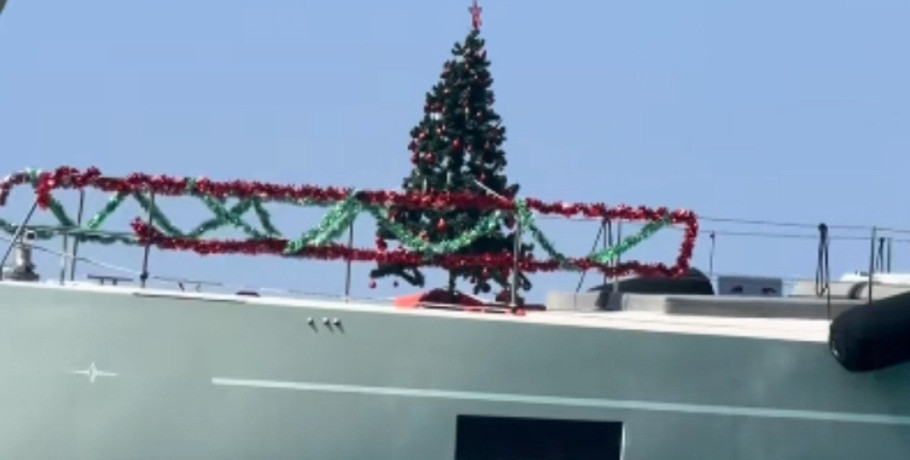 Σύβοτα: Σκάφος στόλισε… για τα Χριστούγεννα με το που μπήκε ο Σεπτέμβριος