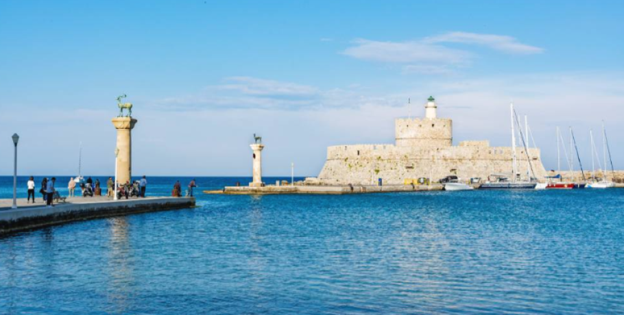 Σύλληψη ανηλίκου στο λιμάνι της Ρόδου – Μετέφερε 240 κροτίδες μέσα στο σακίδιό του