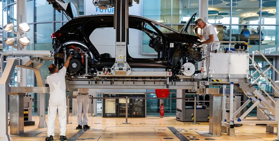 Volkswagen σε ιστορική κρίση: Ο κινεζικός εφιάλτης χτυπά την καρδιά της γερμανικής βιομηχανίας, 100.000 θέσεις εργασίας στον αέρα