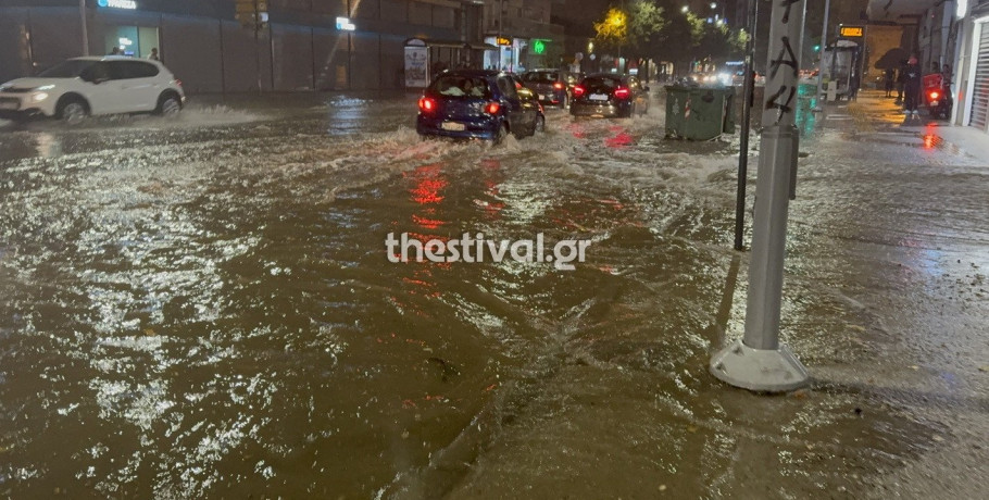 Δρόμοι ποτάμια και προβλήματα από την ισχυρή νεροποντή στη Θεσσαλονίκη