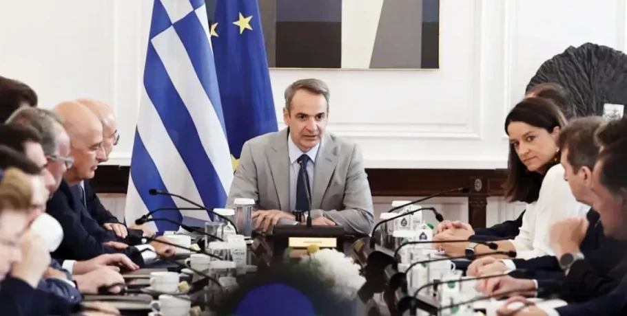 Δημοσκοπήσεις: «Χαμόγελα» στη ΝΔ από τα ποιοτικά στοιχεία – Η βελτίωση του κλίματος και οι «αστερίσκοι» για Μητσοτάκη