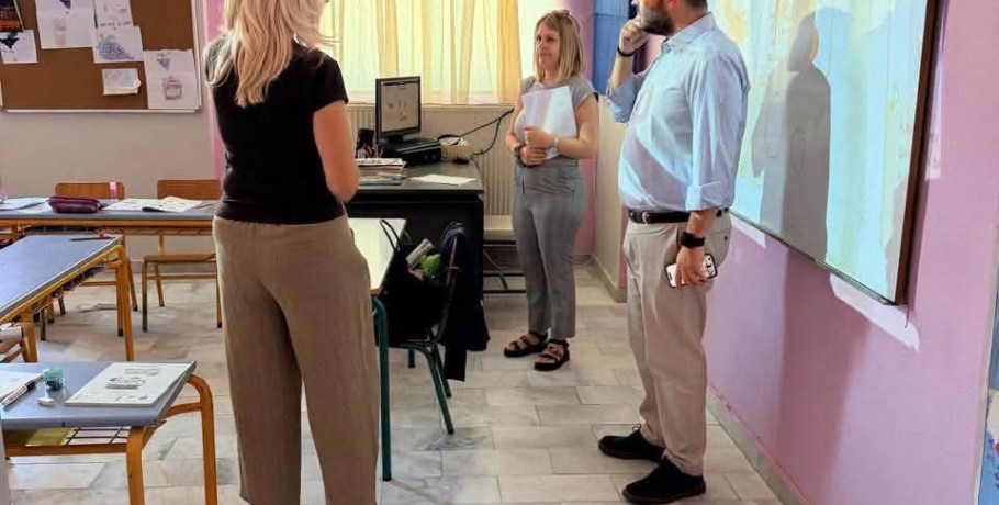 Λάκης Βασιλειάδης στο Δημοτικό Σχολείο Καλυβίων – Συζήτηση για τις ανάγκες μαθητών και εκπαιδευτικών
