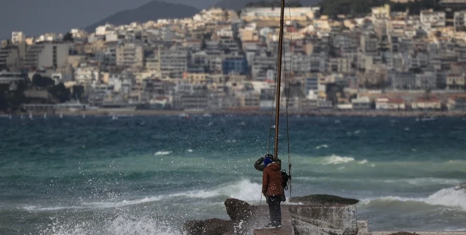 Απαγορευτικό απόπλου στα λιμάνια λόγω των ισχυρών ανέμων – Τι ισχύει σε Πειραιά, Ραφήνα και Λαύριο